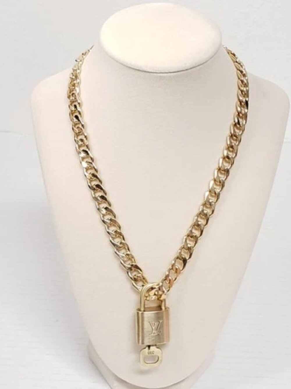 Gold-Plated Necklace with Authentic Louis Vuitton Padlock - Picture 2 of 8